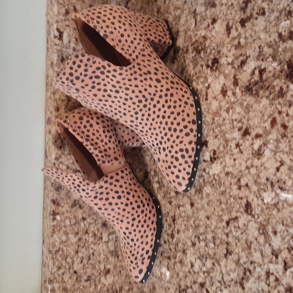 oli jolimall Shoes - Chic Black & Tan Studded Shoes